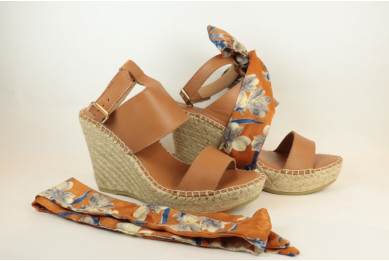 Espadrille compensée foulard imprimé et boucle