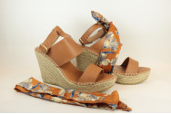 Espadrille compensée foulard imprimé et boucle