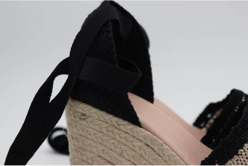 Espadrille compensée façon crochet noir et beige