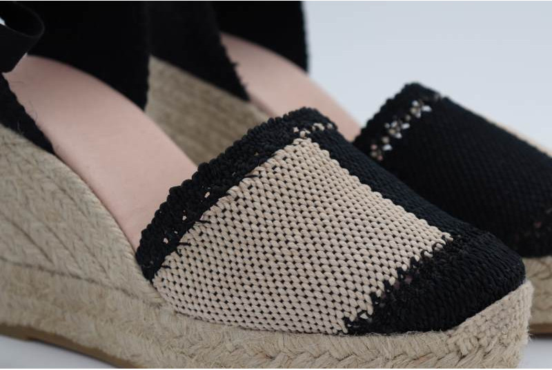 Espadrille compensée façon crochet noir et beige