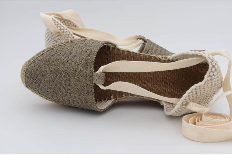 Espadrille raphia à petit talon compensé et lacet