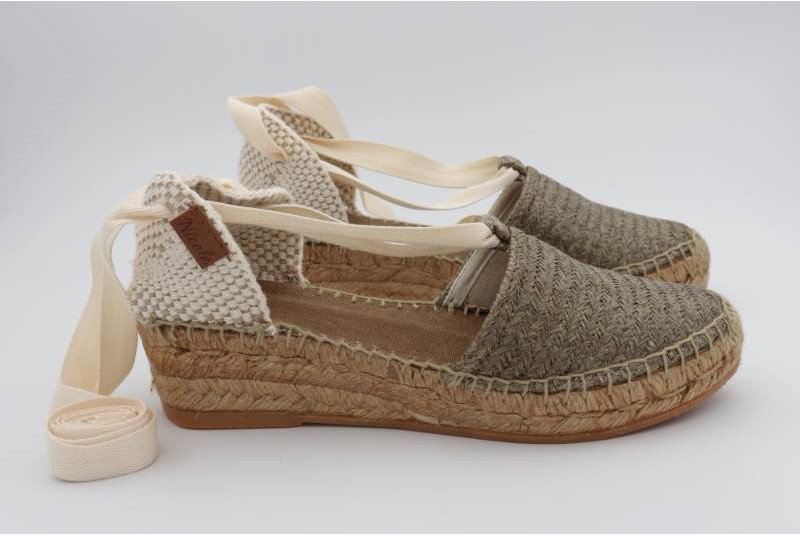 Espadrille raphia à petit talon compensé et lacet