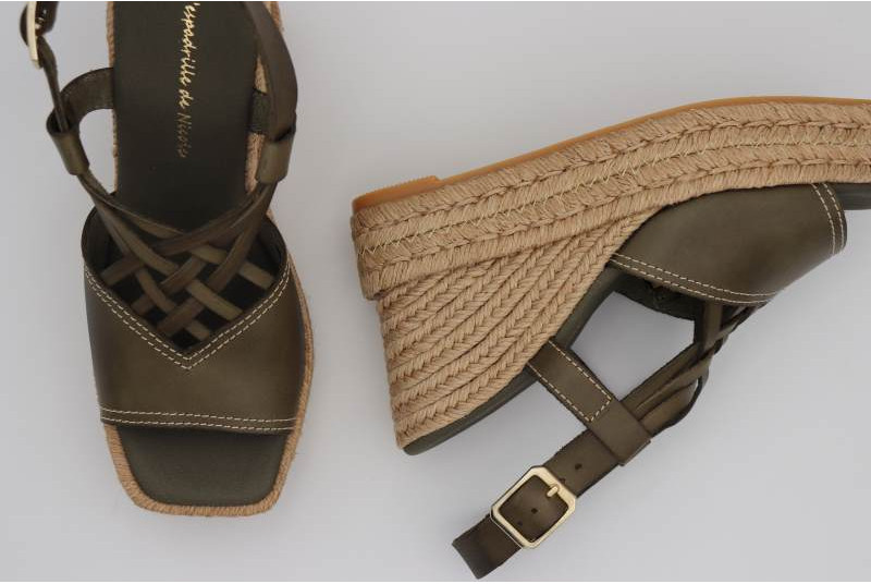 Espadrille compensée à bout carré en cuir kaki