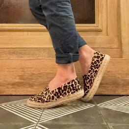 Marchez du bon côté de la mode 🐆✨ 
Espadrille léopard et vibes décontractées
.
.
.
#chaussureleopard #leopardshoes #imprimeleopard #tendanceleopard #lookleopard #décontracté #lookdecontracté #lookdecontracte #espadrillelook #shoesoftheday