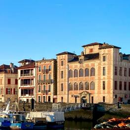 🏠Quai de l’Infante. 
.
.
.
.
#quaidelinfante #saintjeandeluz #stjeandeluz #saintjeandeluztourisme #cotebasque #côtebasque #côtebasque #paysbasque #paysbasquetourisme #paysbasque_tourisme #cotebasquetourisme #paysbasquefrançais #